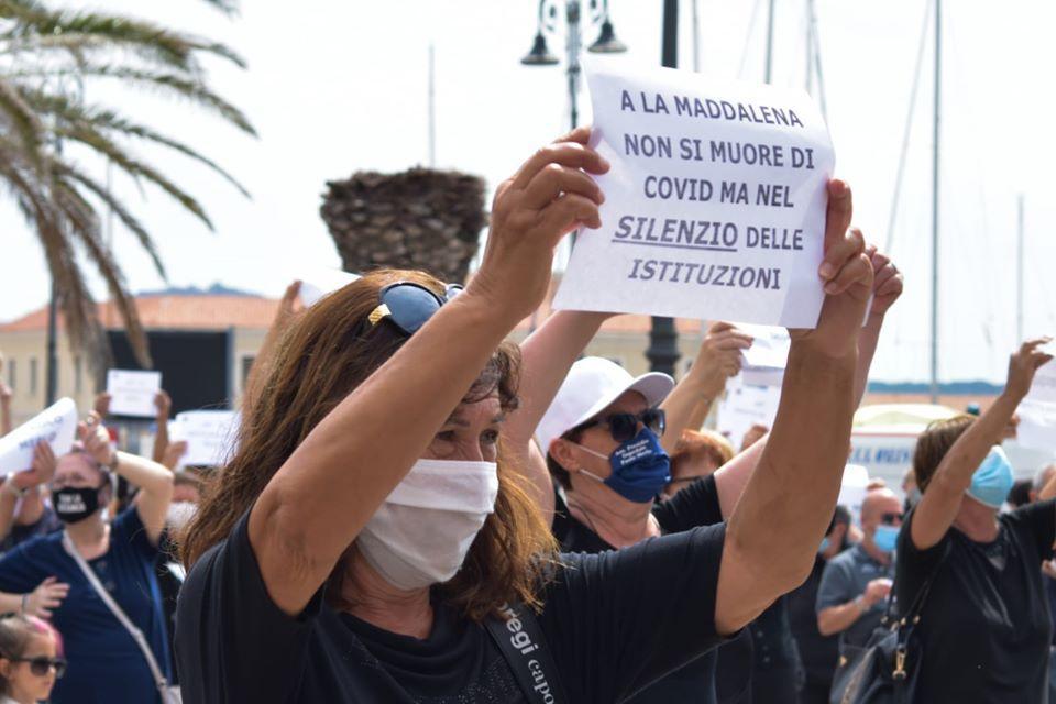 Una manifestazione in piazza Comando per difendere il Paolo Merlo