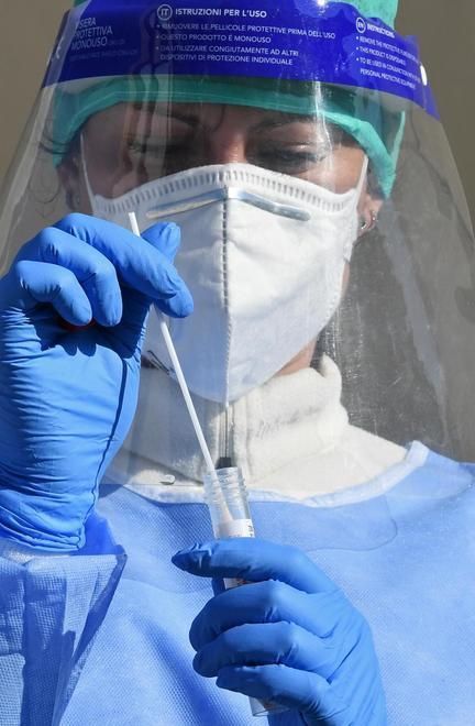 Tamponi nelle scuole, adesso c’è il portale