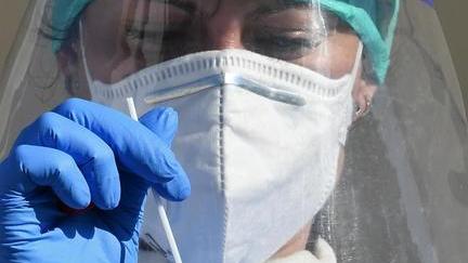 Tamponi nelle scuole, adesso c’è il portale