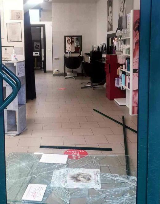 Spaccata a Les Folies i ladri portano via 300 euro d’incasso 