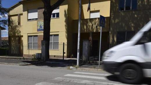 Attraversamenti rialzati e segnali retroilluminati per la sicurezza stradale