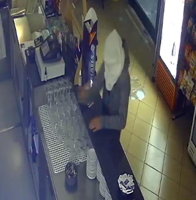 Raid dei ladri con il martello: colpi nel negozio e al circolo 