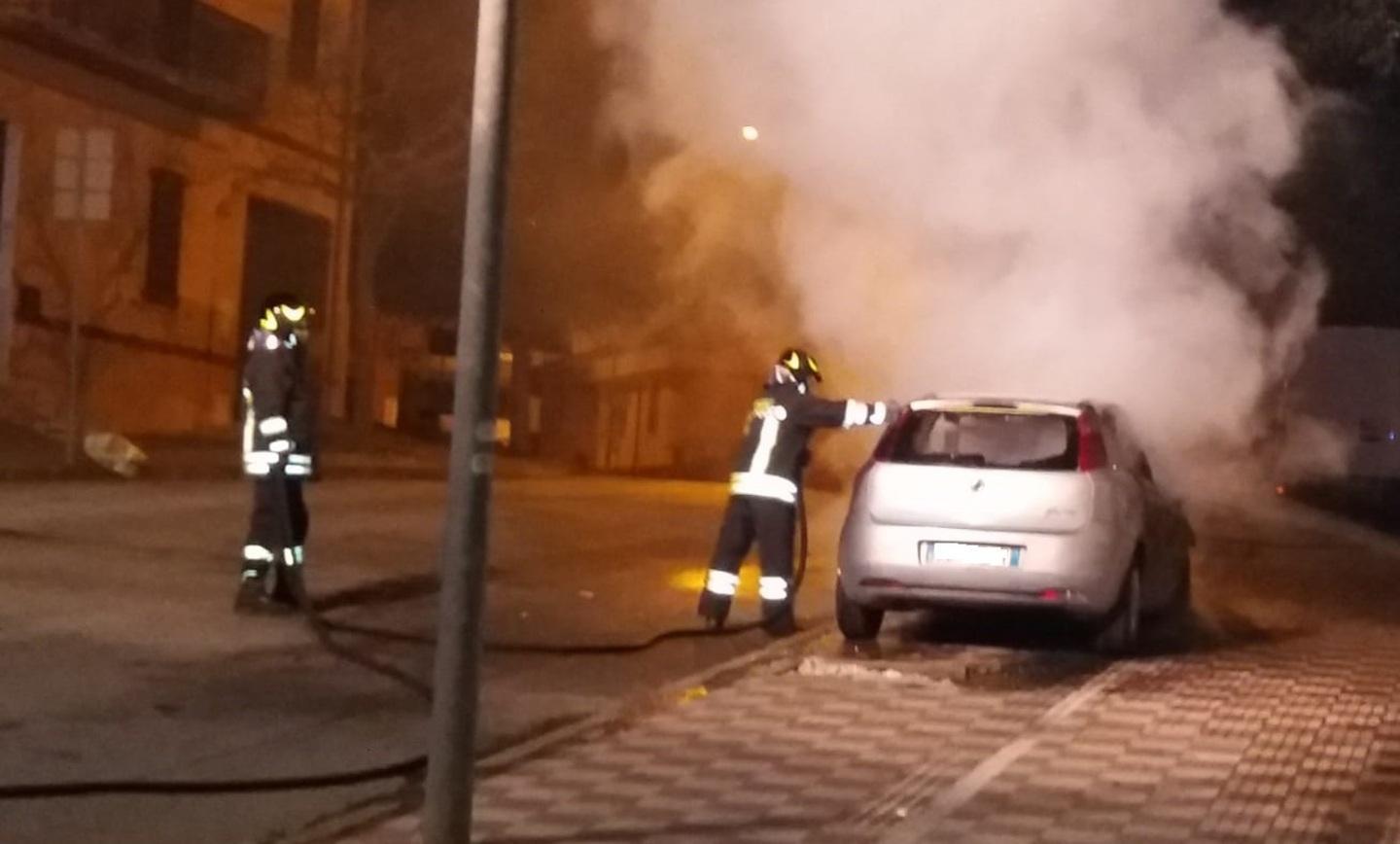 Auto in fiamme nella notte