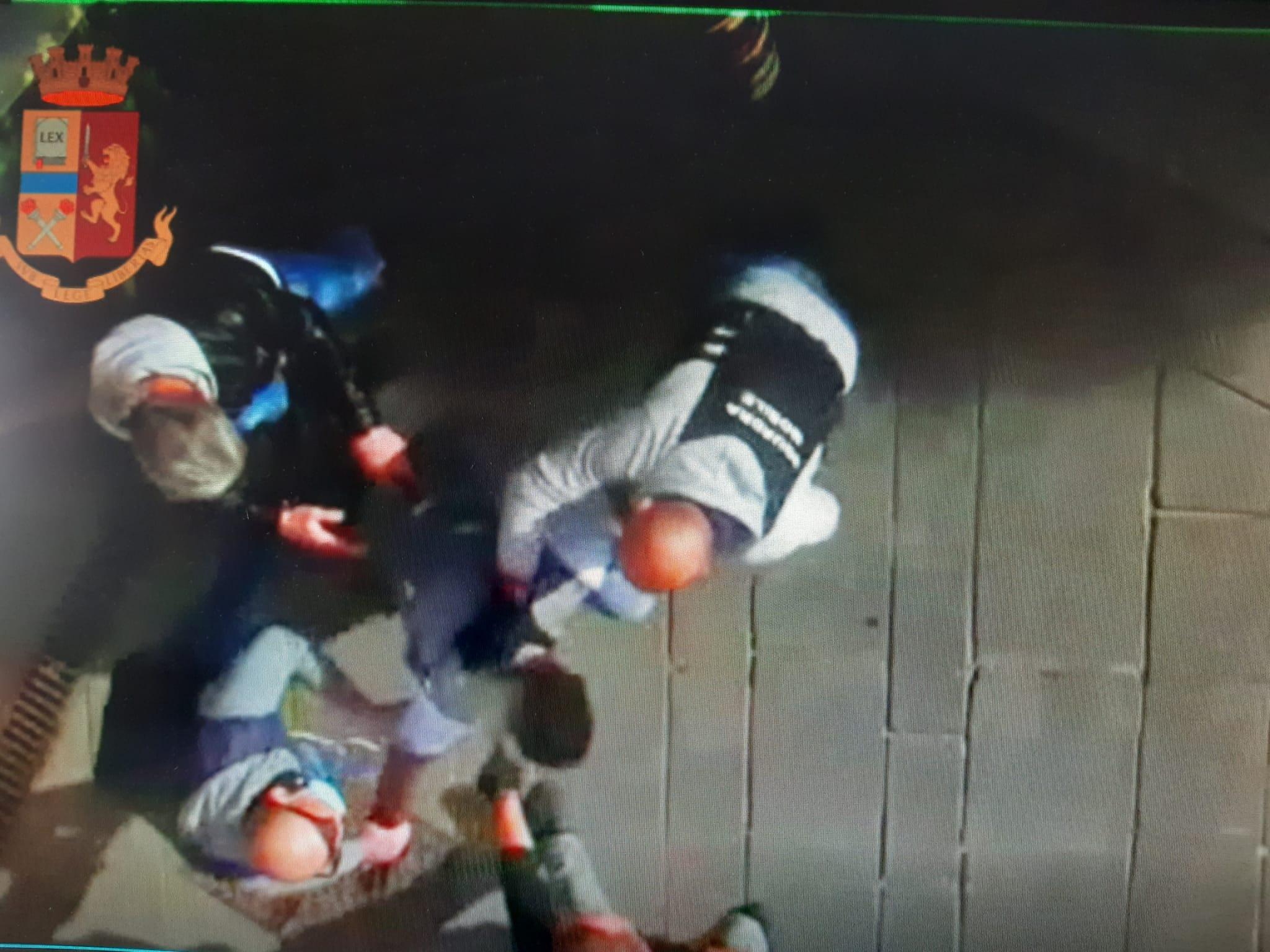 Il momento dell'arresto del 30enne accusato di truffa