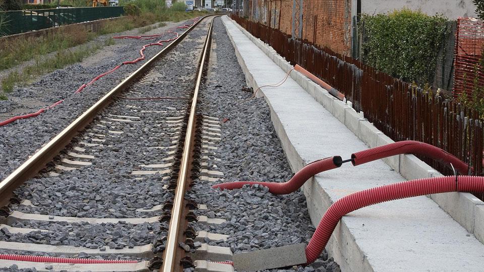 Il binario resta unico ma ora si fa strada la minaccia dei muri al posto delle sbarre 
