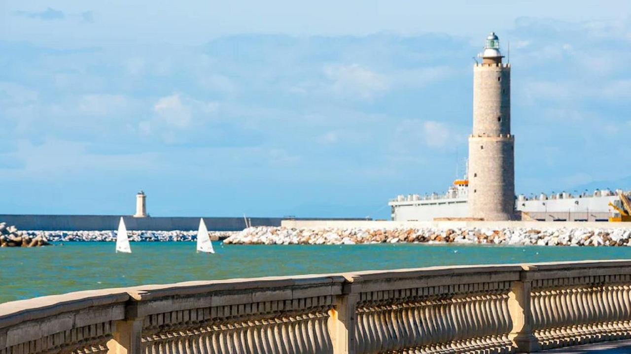 La nave dopo aver sbattuto sugli scogli (foto Twitter - Sandro Di Domenico)