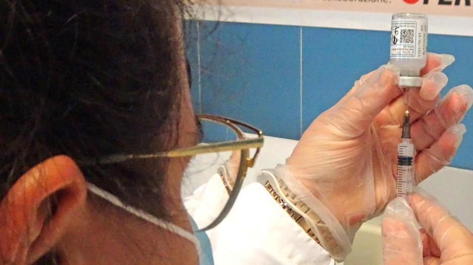 Coronavirus, parte la vaccinazione di 13.500 versiliesi: saranno chiamati dai medici di famiglia