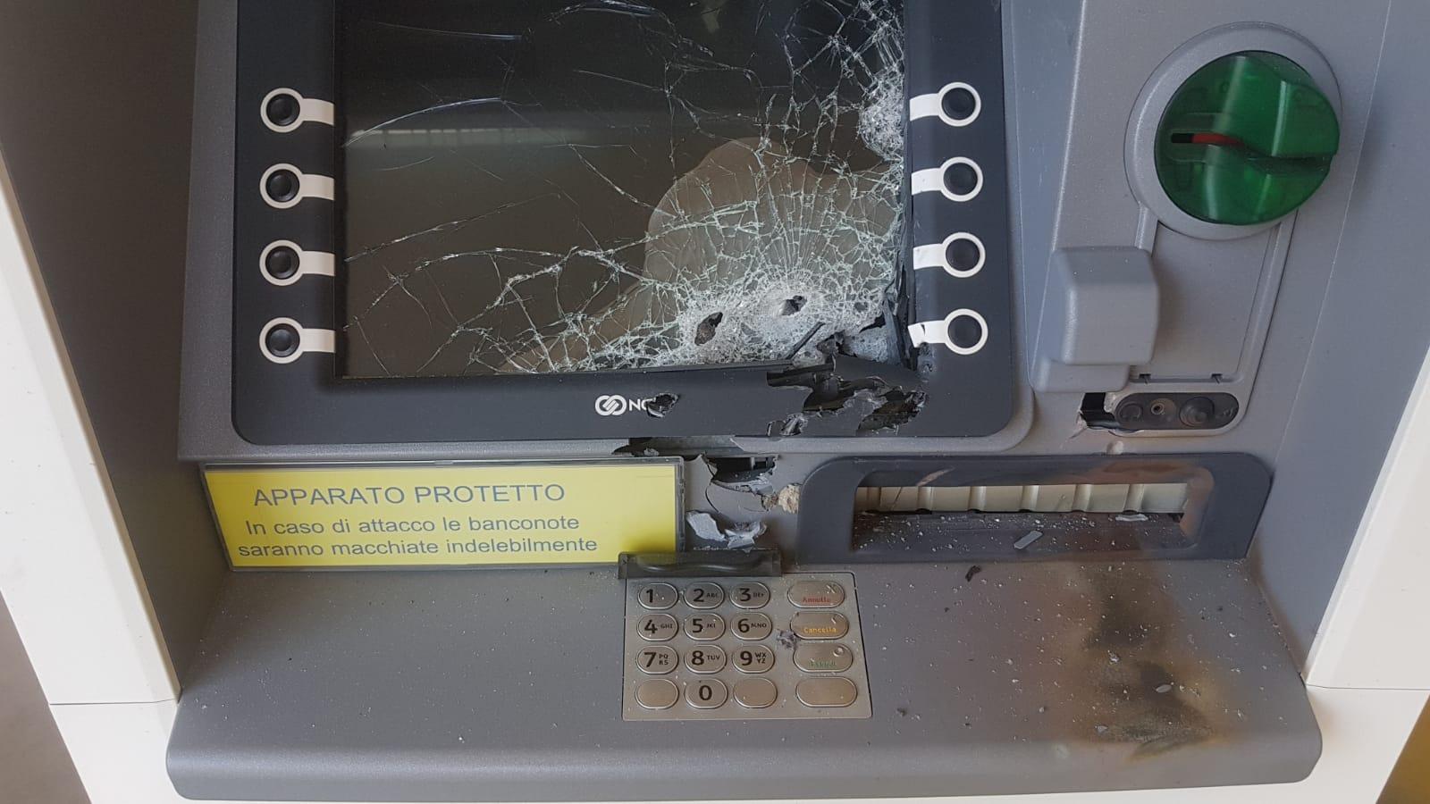 Il bancomat delle Poste di Orgosolo preso di mira dai banditi (foto Massimo Locci)