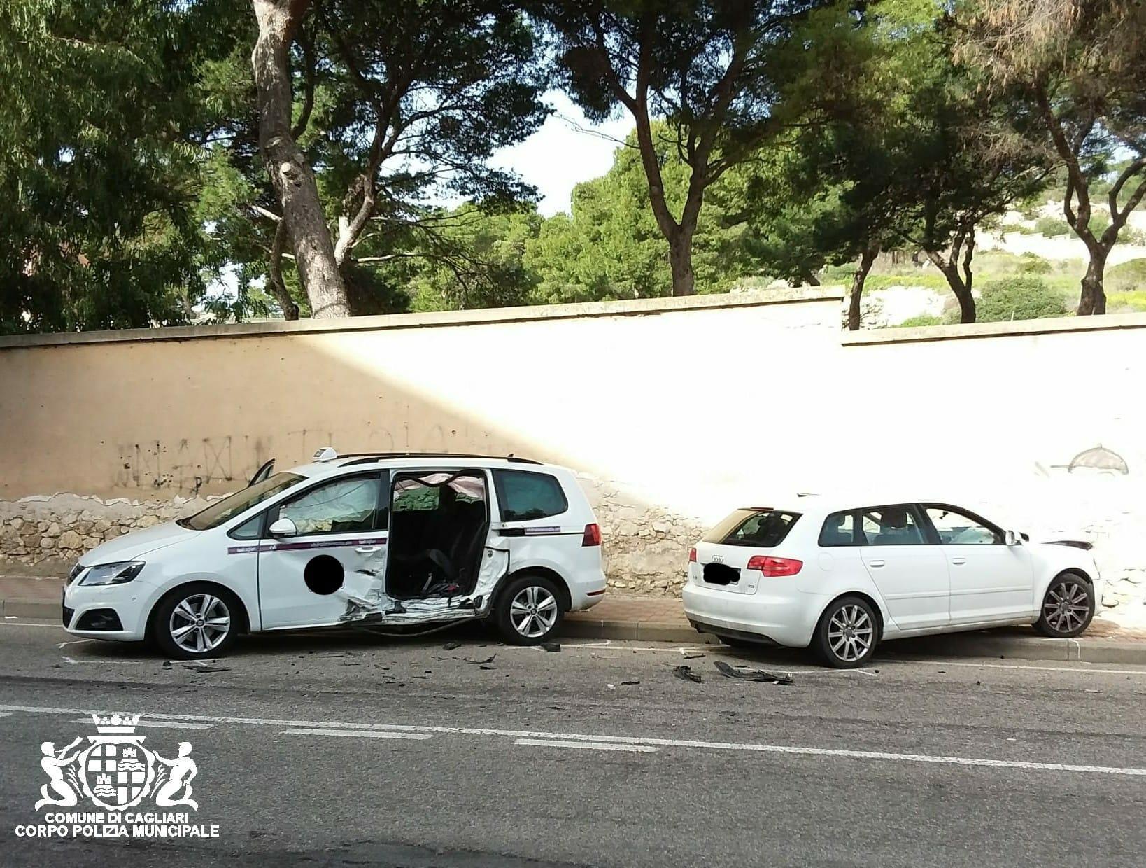 Taxi brucia lo stop e si scontra con un'auto, tre feriti a Cagliari