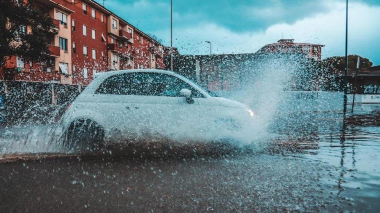 Un'auto in mezzo alla pioggia a Livorno (foto Marzi)
