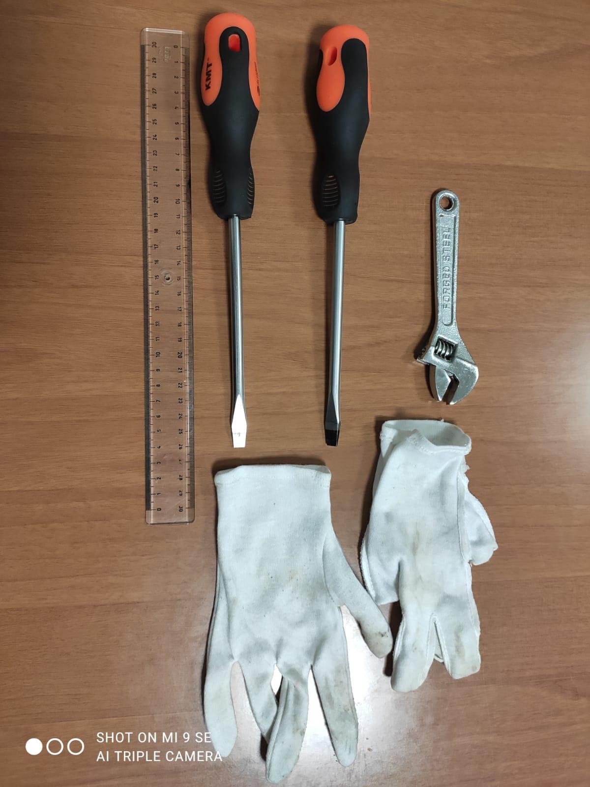 I due cacciavite e la chiave inglese sequestrati all'arrestata