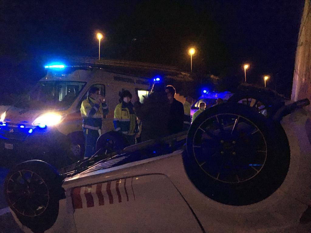 I volontari, con l'infermiere, della Misericordia di Antignano dietro l'auto ribaltata