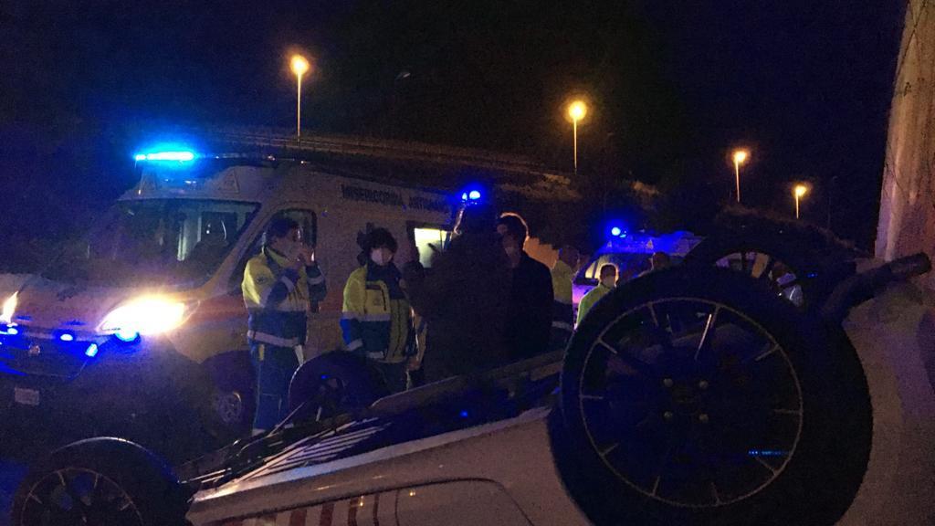 I volontari, con l'infermiere, della Misericordia di Antignano dietro l'auto ribaltata