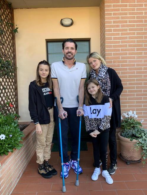 L’oculista Daniele Galli insieme alla sua famiglia il giorno del ritorno a casa