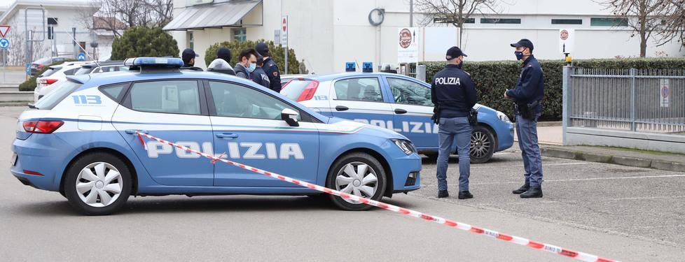 Colpi di pistola in pieno giorno in via Fano. La testimone: «Sparati dall'interno di un’auto scura» 