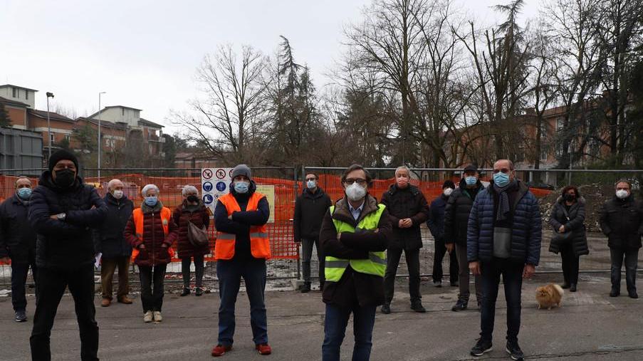 Reggio Emilia, residenti infuriati per una nuova antenna telefonica accanto alle case