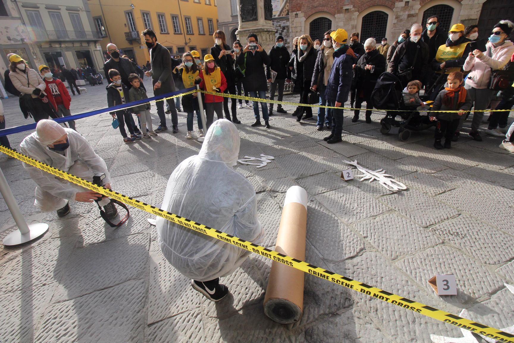 Il grande mozzicone al centro della "scena del crimine" in piazza del Comune