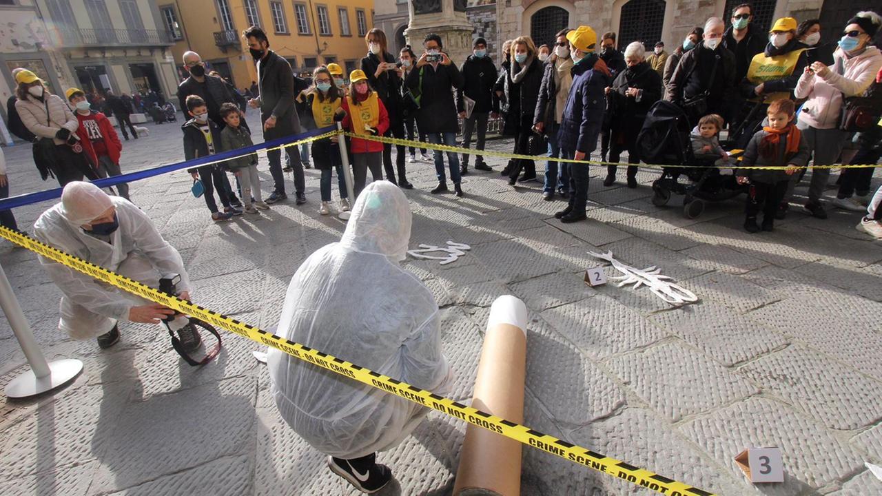 Il grande mozzicone al centro della "scena del crimine" in piazza del Comune
