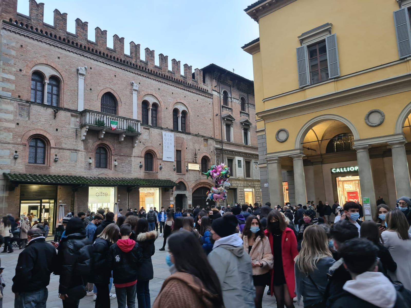 Piazza Del Monte affollata nel primo sabato in Zona Gialla