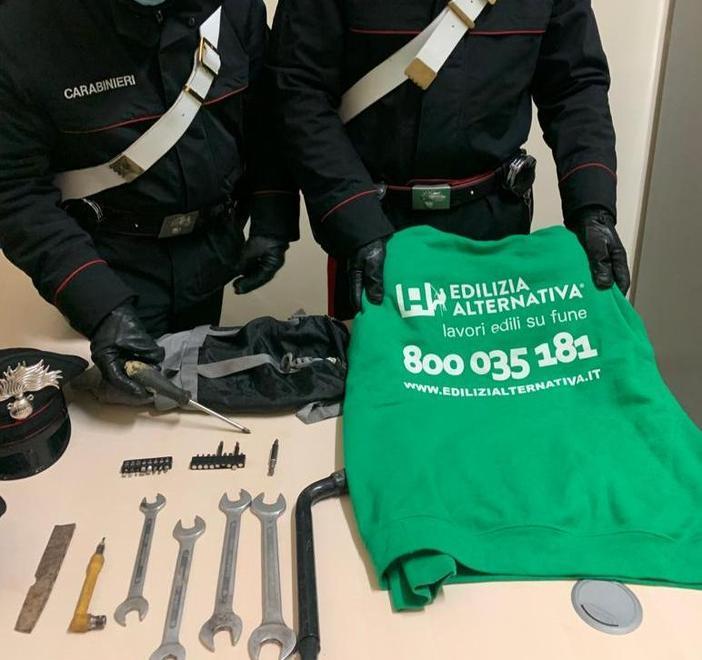 Rubano in una lavanderia, presi grazie a un passante