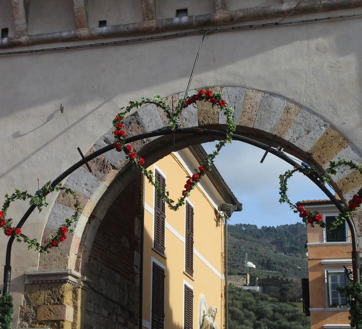 Pietrasanta, città dell’arte e dell’amore Cuori giganti per festeggiare San Valentino