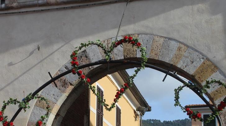 Pietrasanta, città dell’arte e dell’amore Cuori giganti per festeggiare San Valentino