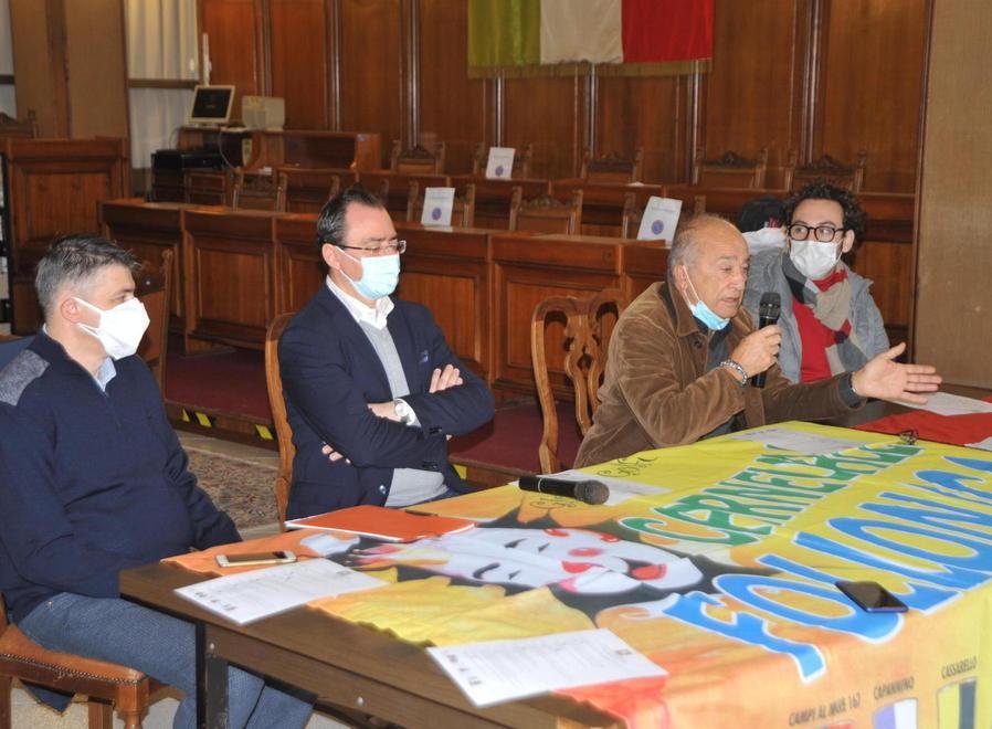 I carri restano nei capannoni ma la città si veste d’allegria con gli addobbi dei rioni