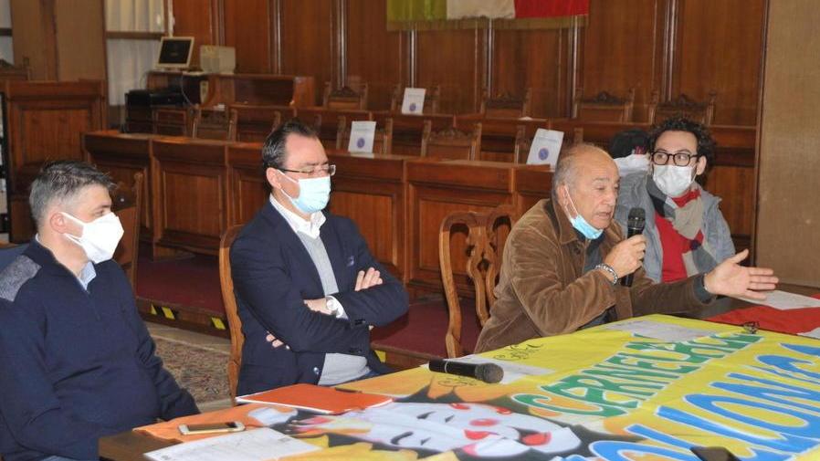 I carri restano nei capannoni ma la città si veste d’allegria con gli addobbi dei rioni