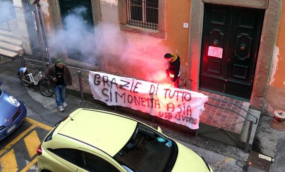Il saluto con striscione e fumogeni per la segretaria dell’ufficio casa