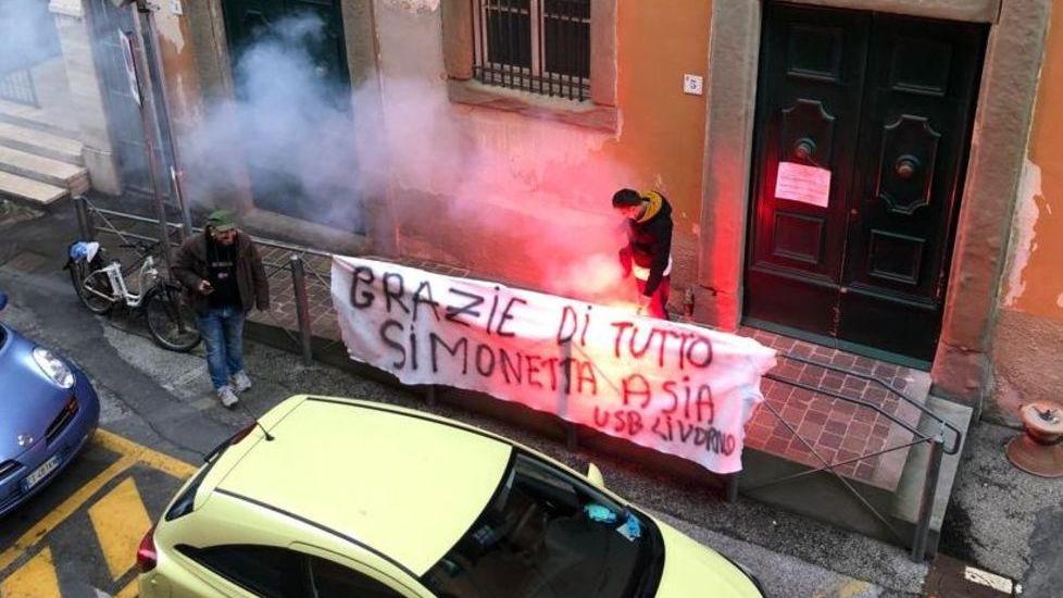 Il saluto con striscione e fumogeni per la segretaria dell’ufficio casa