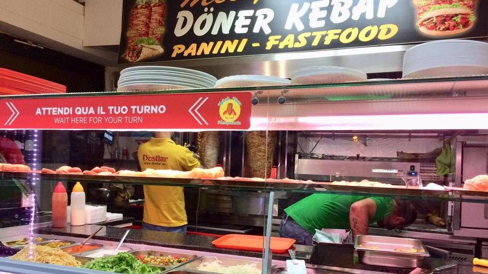 Al tavolo del kebab un cliente dopo le 18 e arriva la sanzione