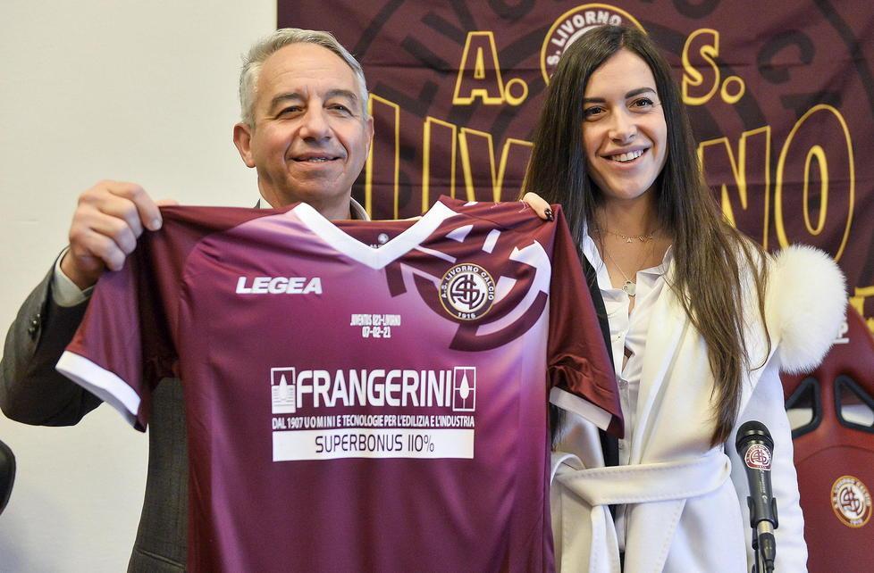 Due sponsor sulle maglie per la partita con la Juve B