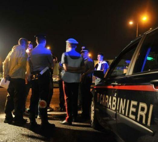 Movida, i ragazzi sfidano le regole e i carabinieri ne multano 17