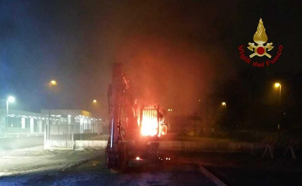 Mezzi da lavoro a fuoco Aperta un’indagine per l’incendio doloso 
