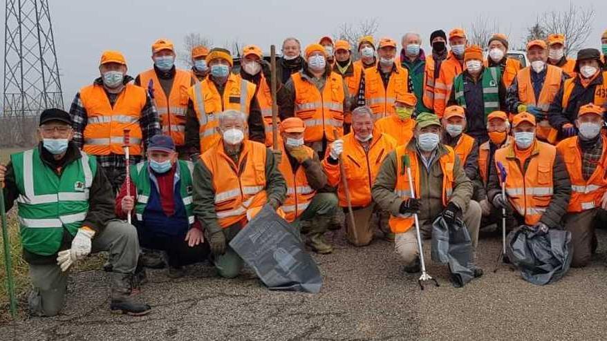 Volontari ripuliscono dai rifiuti il cavalcavia di via Montagnani