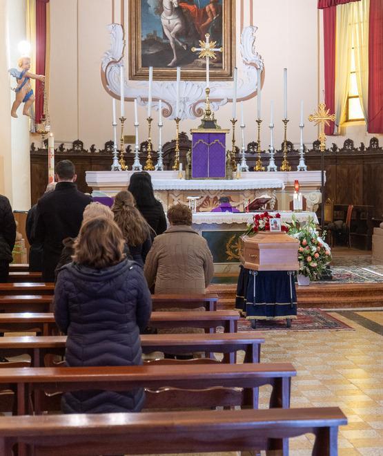 L’addio di figlio e parenti al pensionato morto dopo l’incidente a Zocca 