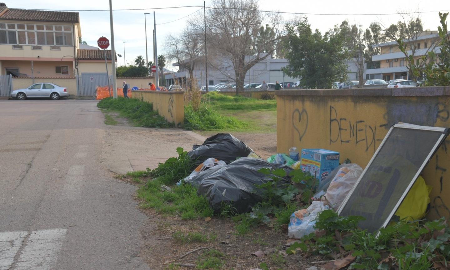 In via Volta una discarica selvaggia