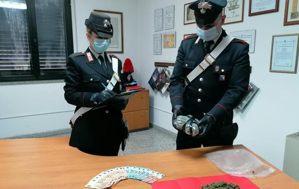 Droga nella dispensa, fermato 17enne 