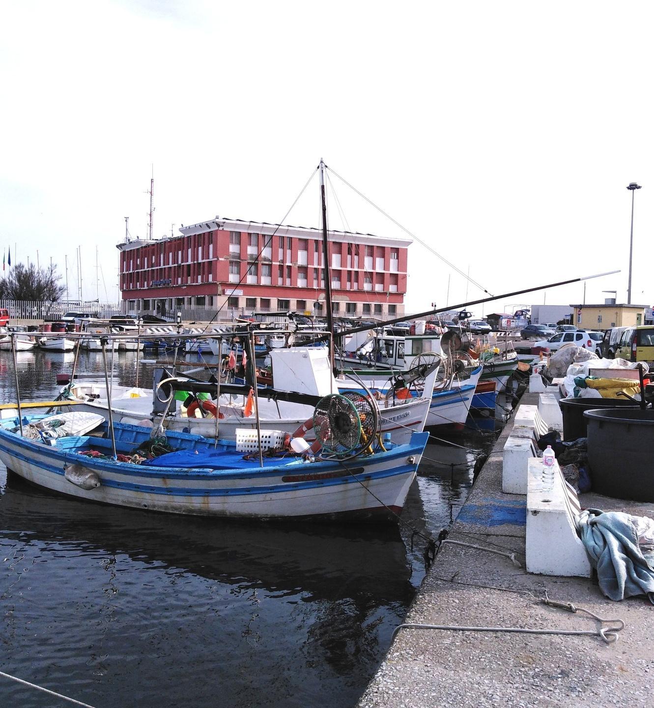 Pescatore derubato delle reti nuove «Non ci sono controlli durante la notte»