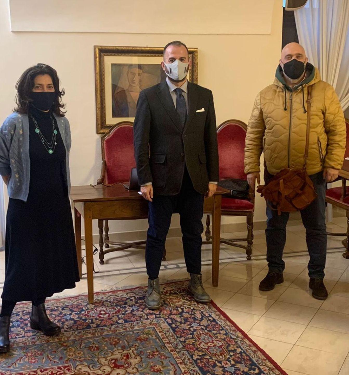 Piazzale sporco dopo il mercato «Date i mastelli agli operatori»