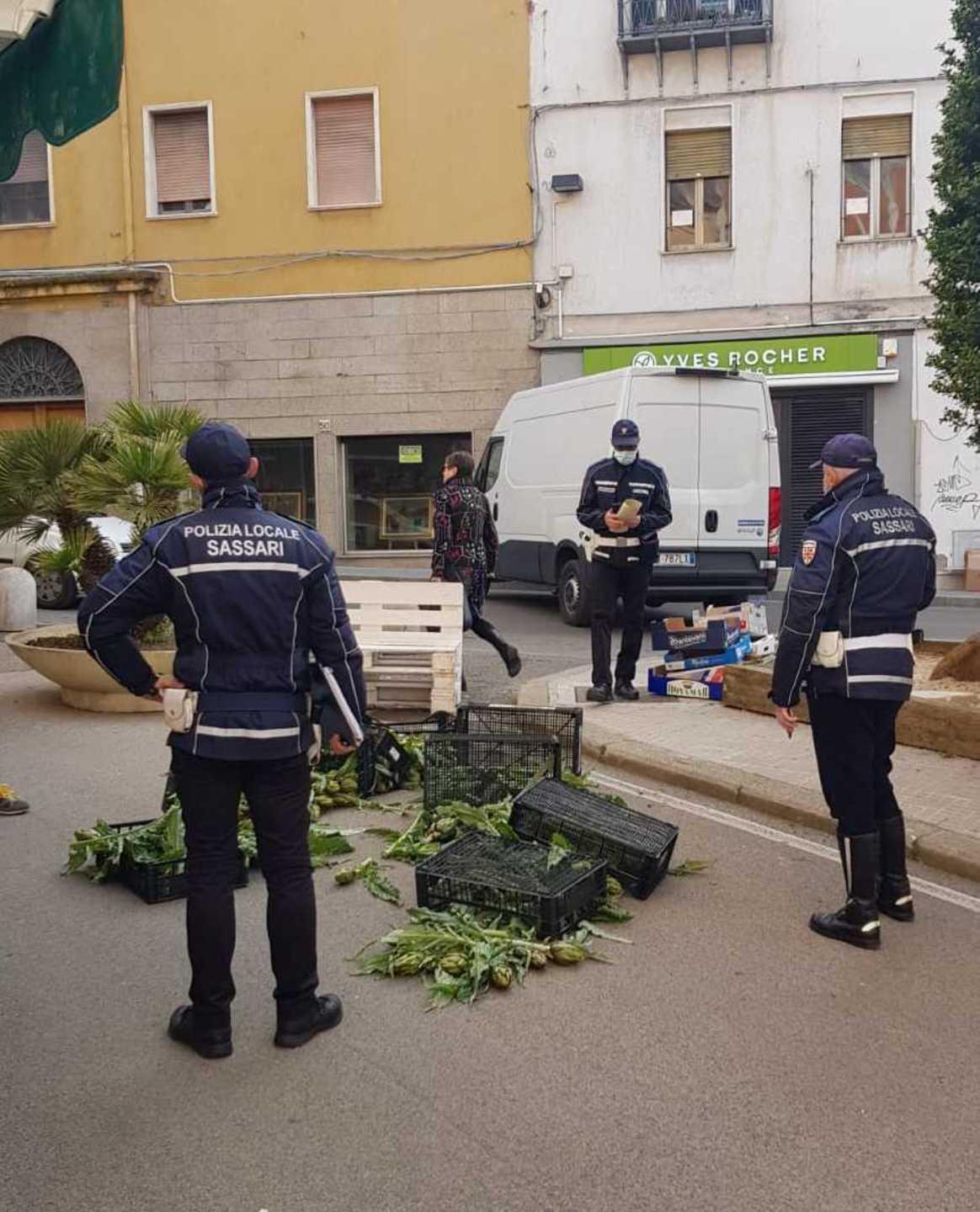 Carciofi buttati in strada «Basta con le ingiustizie» 