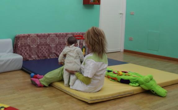 Sassari, le assistenti la chiamano: può rivedere uno dei figli 