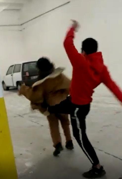 Un frame di uno dei video che ritrae il pestaggio