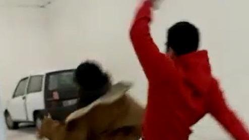 Un frame di uno dei video che ritrae il pestaggio