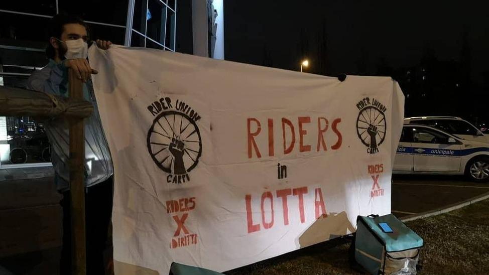 Carpi. La protesta. I rider lasciano tutti senza cena «Paghe da fame e zero diritti»