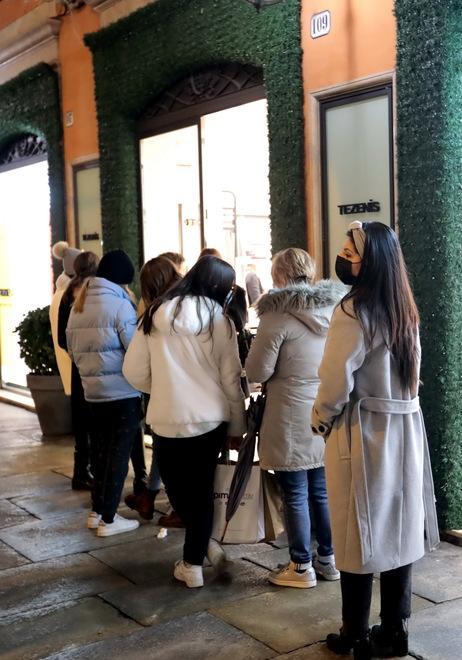 E anche il centro storico di Modena si riempie I commercianti: «Ma i saldi non decollano» 