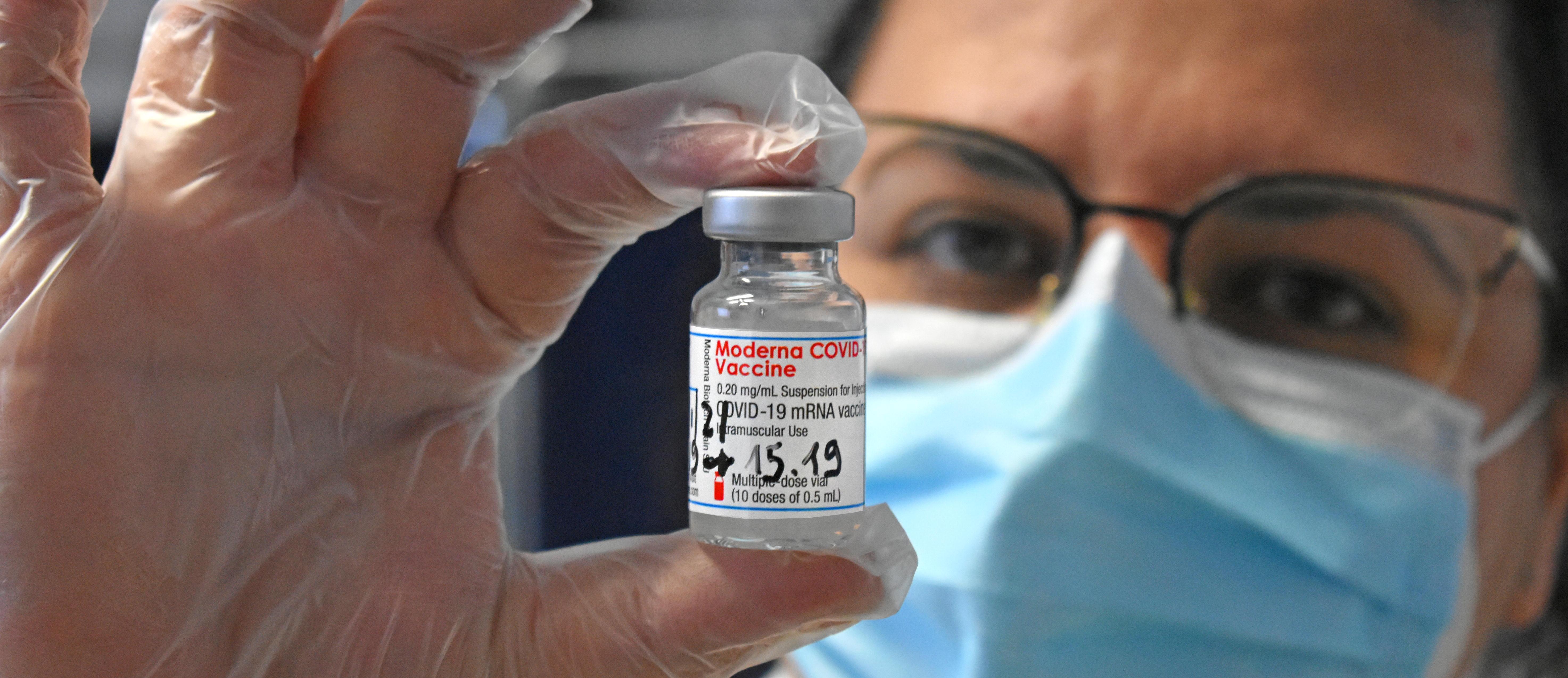 Vaccini anti-Covid: le differenze tra i sieri, come agiscono, le coperture e gli effetti collaterali. Risponde l'esperto toscano