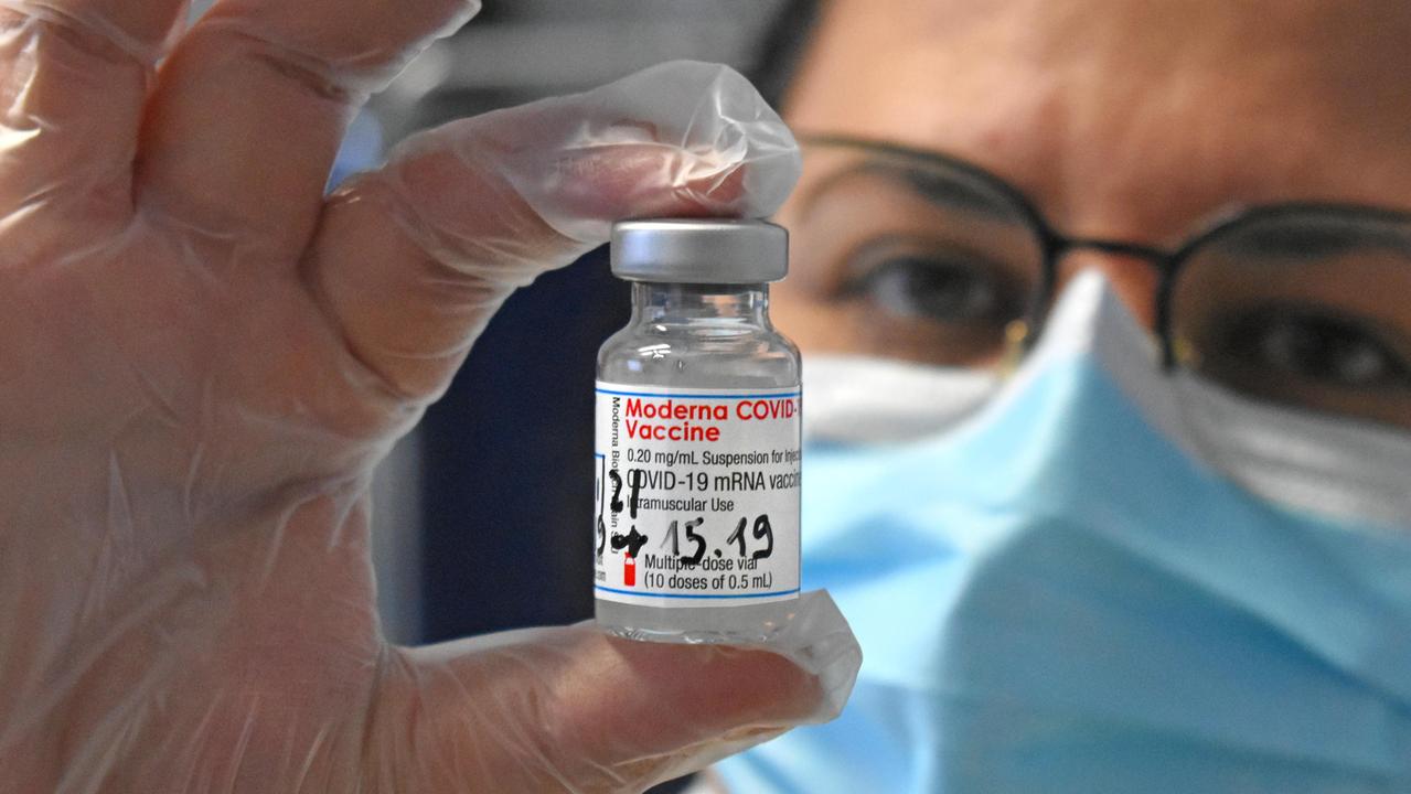 Vaccini anti-Covid: le differenze tra i sieri, come agiscono, le coperture e gli effetti collaterali. Risponde l'esperto toscano