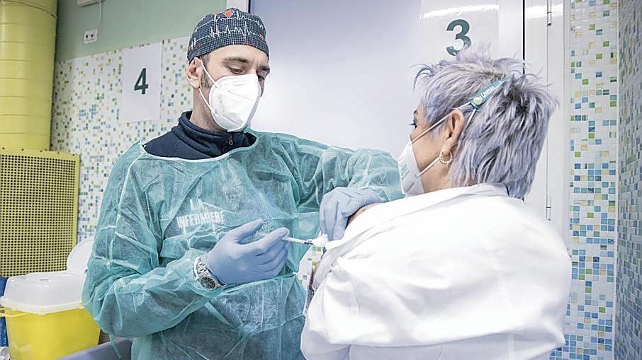 Vaccini anti-Covid in Toscana, via alla fase 2: il calendario e le categorie coinvolte