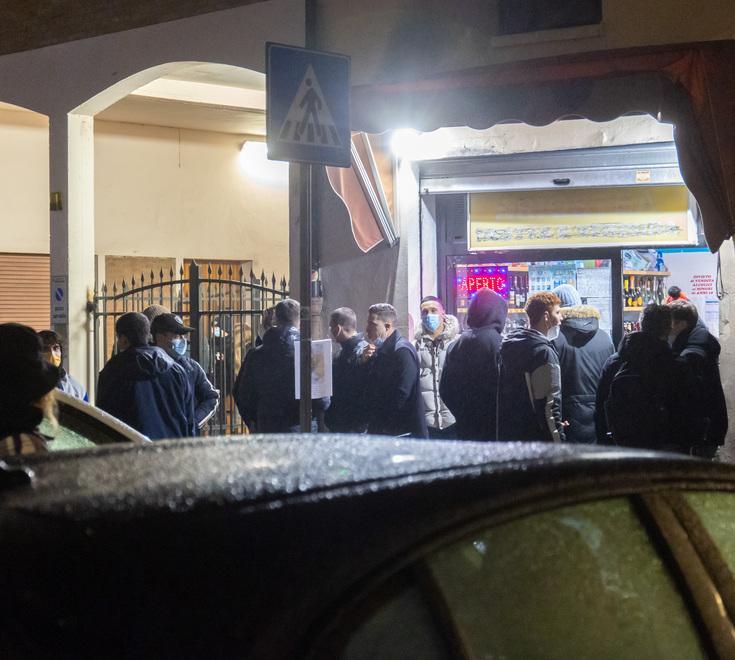 Ferrara, assembramenti e tensioni all'aperitivo: un ferito